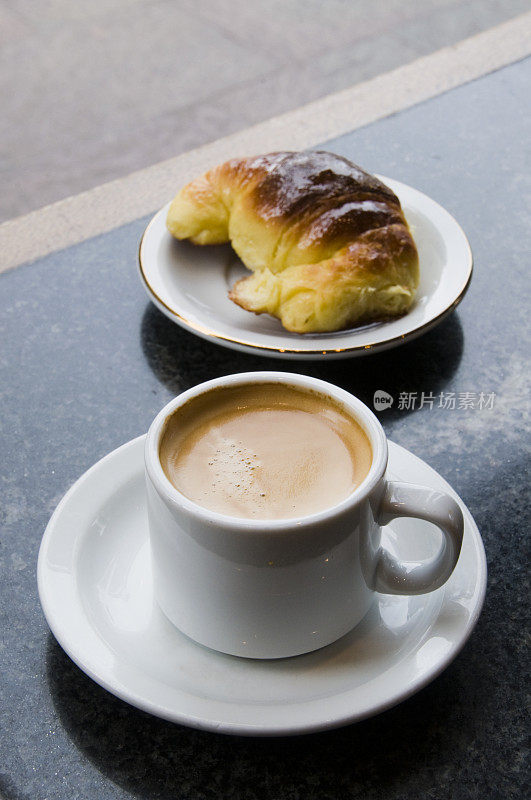 阿根廷布宜诺斯艾利斯的咖啡杯和Medialuna Loaf